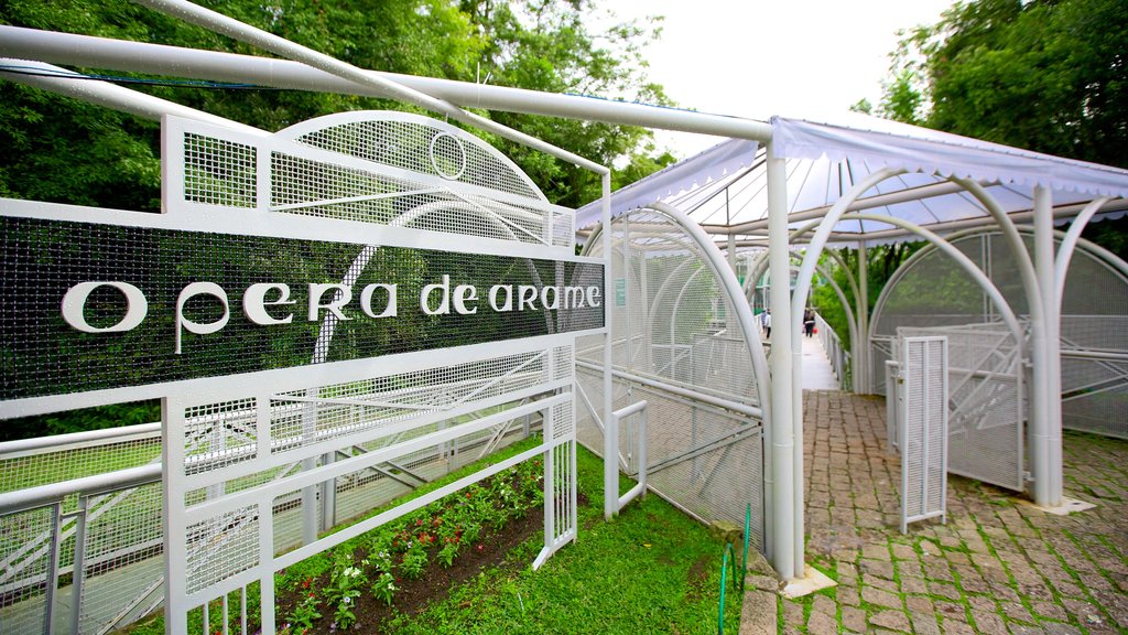 Teatro Ópera de Arame ofreciendo señalización y un jardín