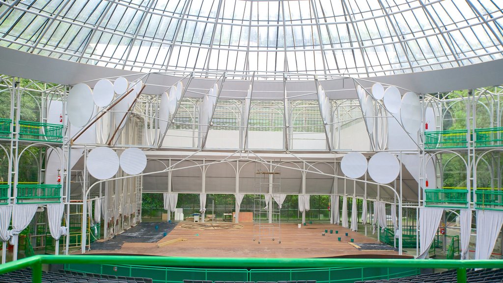 Teatro Ópera de Arame ofreciendo escenas de teatro, vista interna y arquitectura moderna