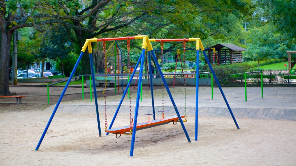 Parque Moinhos de Vento mostrando un patio de juegos