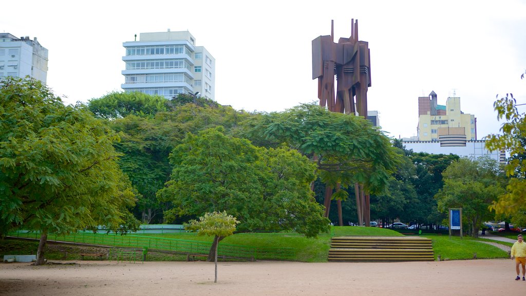 Parque Moinhos de Vento toont kunst in de open lucht en een tuin