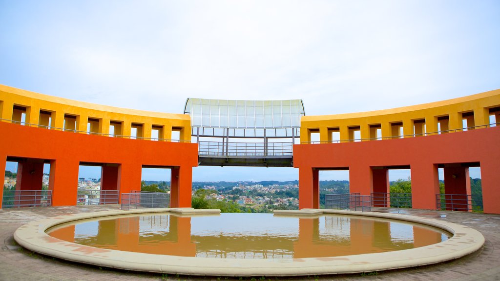 Tangua Park toont een vijver en moderne architectuur