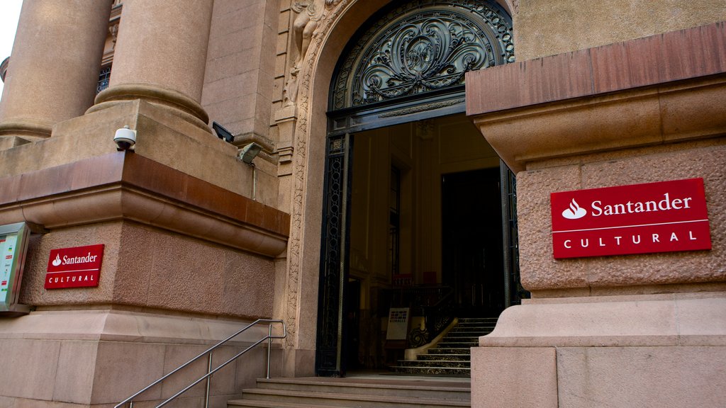 Santander Cultural que inclui sinalização e arquitetura de patrimônio