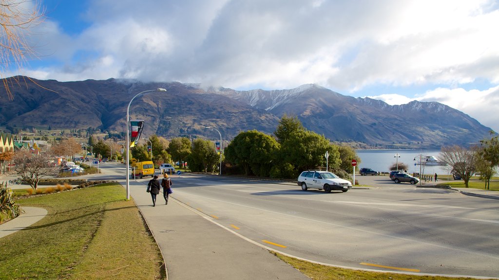 Wanaka showing street scenes