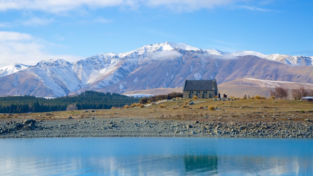 Den gode hyrdes kirke som omfatter religiøse elementer, udsigt over landskaber og en kirke eller en katedral