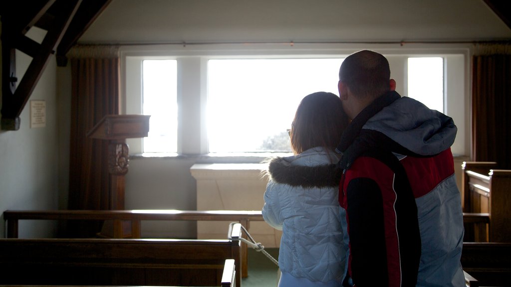 Church of the Good Shepherd mostrando uma igreja ou catedral e vistas internas assim como um casal