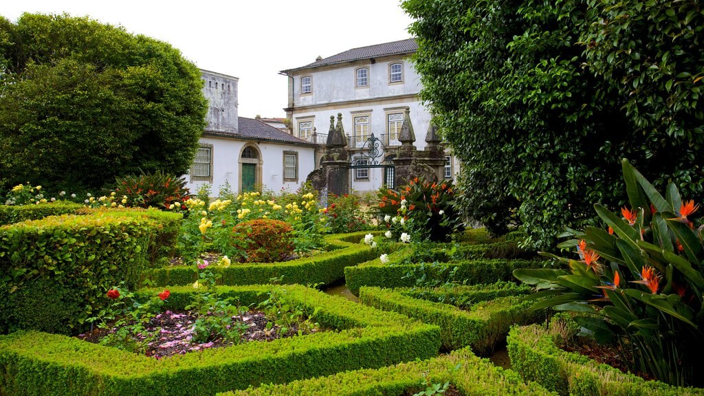 Palacio dos Biscainhos featuring a garden