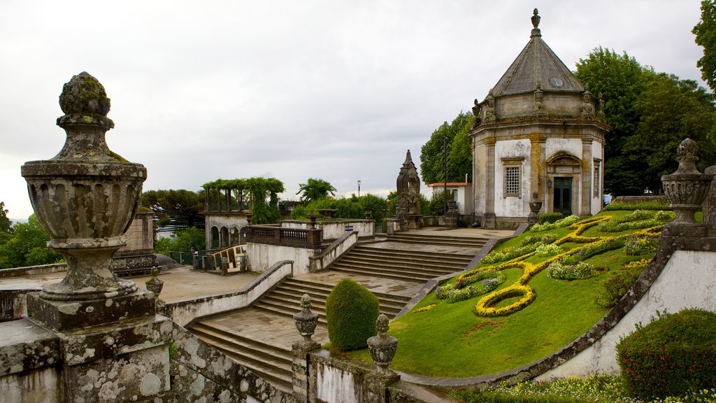 Bom Jesus do Monte showing a garden, mist or fog and heritage elements