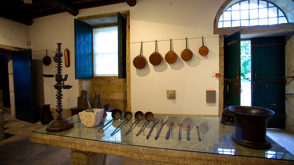 Palacio dos Biscainhos mostrando vistas interiores, un castillo y elementos del patrimonio