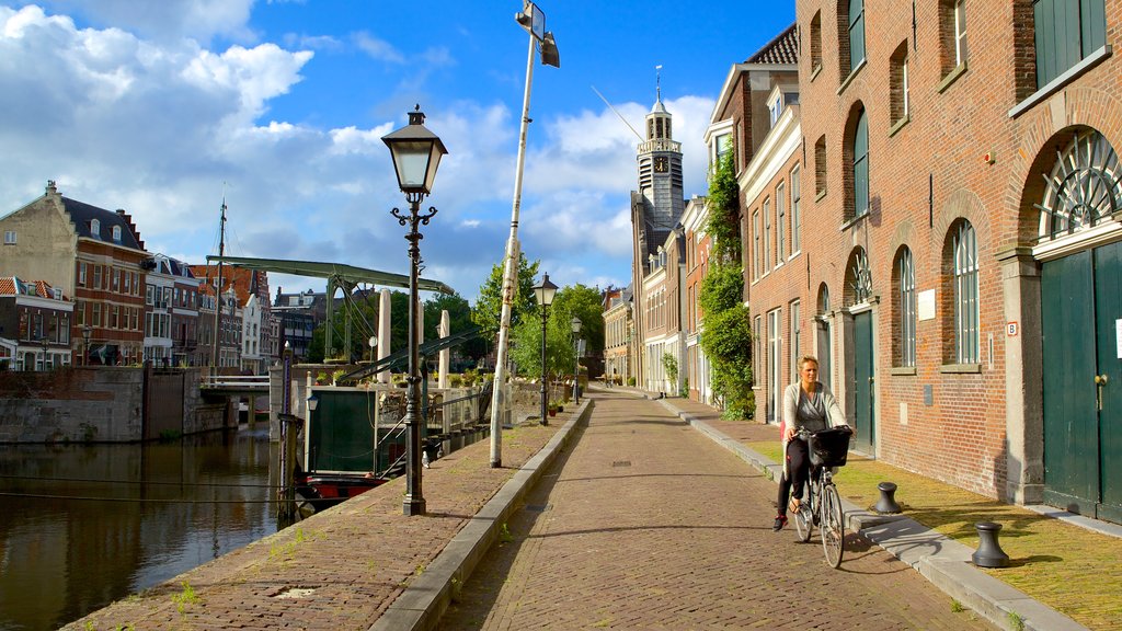 Delfshaven ofreciendo escenas urbanas y ciclismo y también una mujer