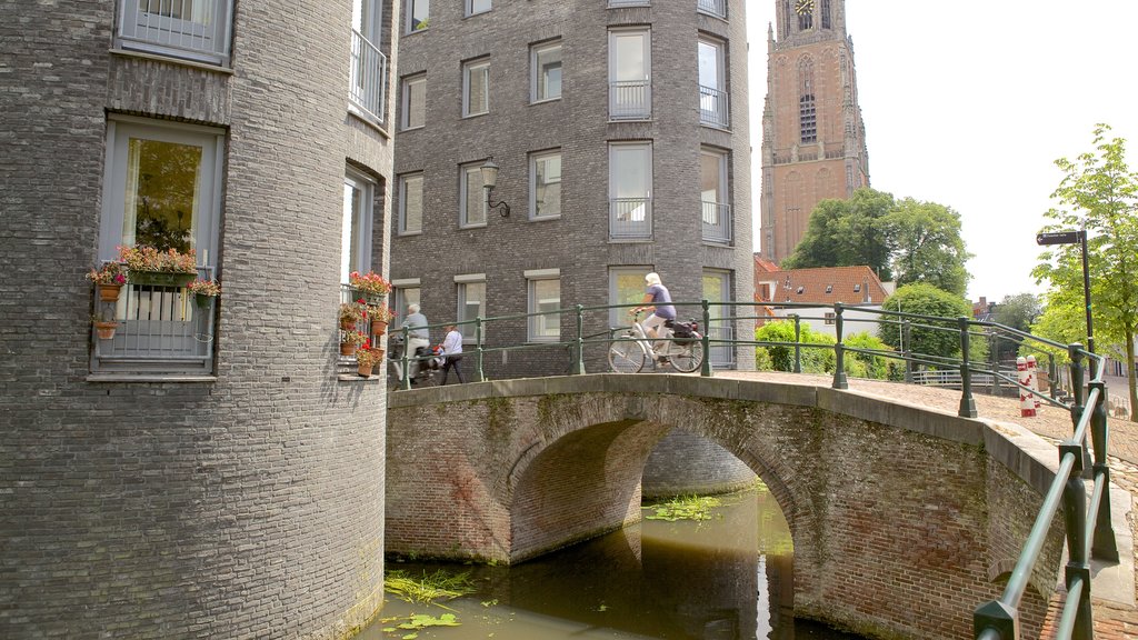 Amersfoort mostrando una pequeña ciudad o pueblo, un puente y un río o arroyo