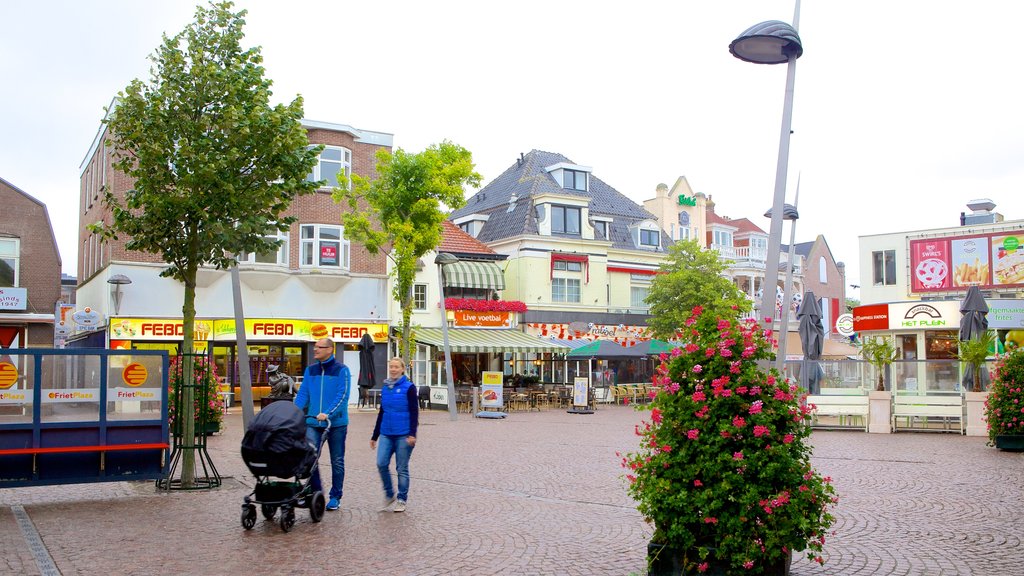 Zandvoort showing street scenes as well as a family