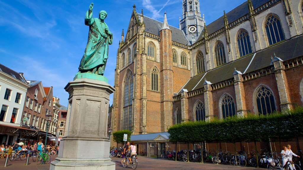 Grote Markt showing a statue or sculpture and street scenes