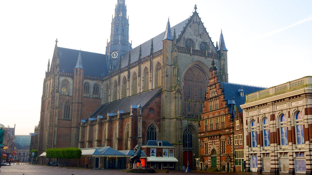 Grote Kerk que incluye una iglesia o catedral y imágenes de calles