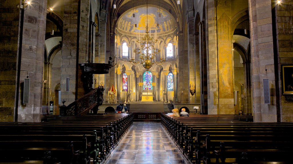 Basilique de Notre Dame montrant scènes religieuses, une église ou une cathédrale et scènes intérieures