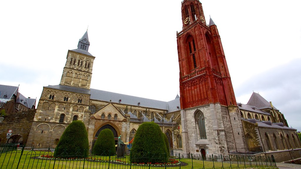 St. Servaas Church featuring a church or cathedral, religious elements and street scenes