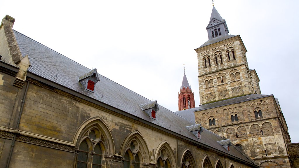 Iglesia de San Servaas que incluye elementos patrimoniales y una iglesia o catedral