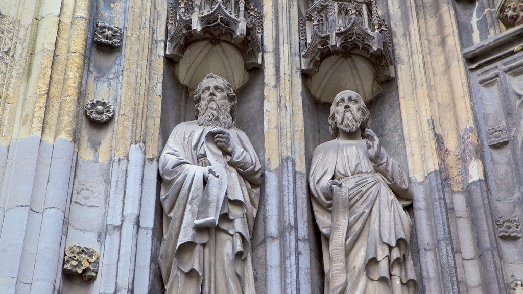 Iglesia de San Servaas que incluye una estatua o escultura, una iglesia o catedral y aspectos religiosos