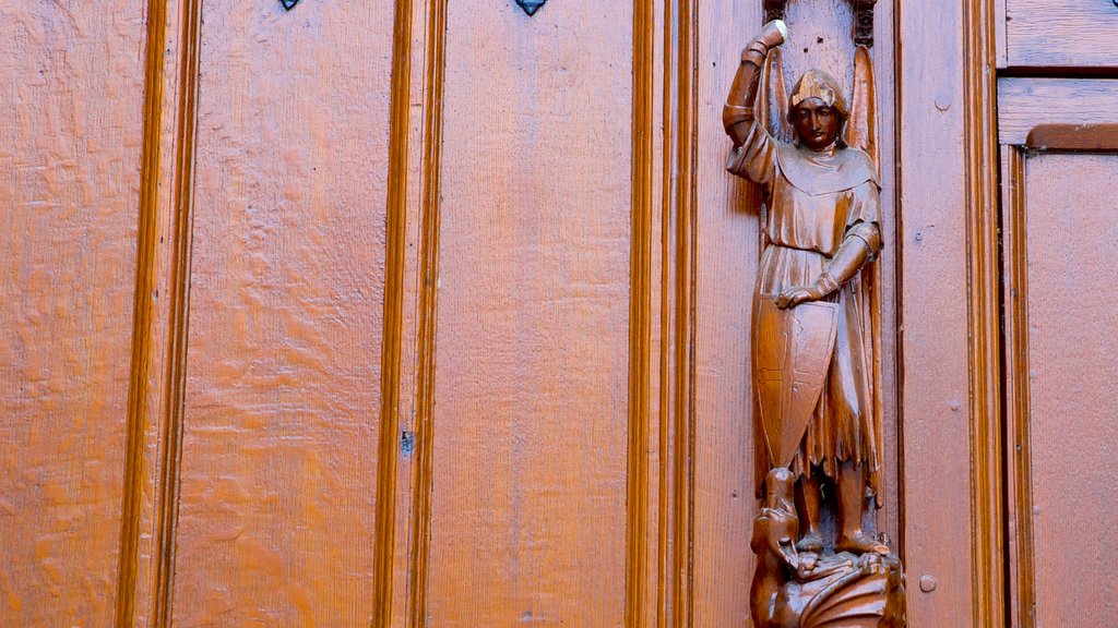 St. Servaas Basilika som omfatter en kirke eller en katedral, religiøse aspekter og en statue eller en skulptur