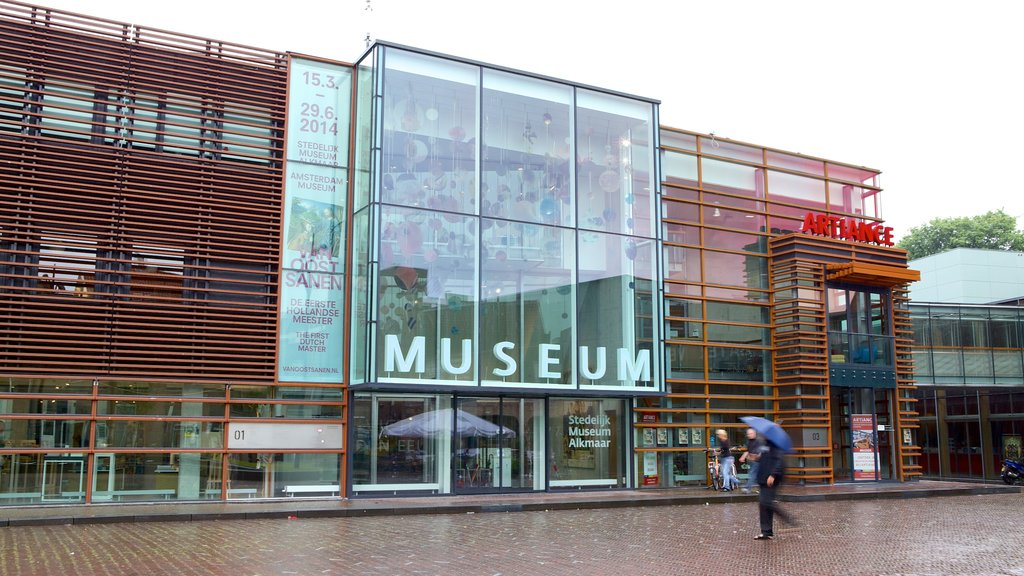 Stedelijk museum som viser moderne arkitektur og gatescener