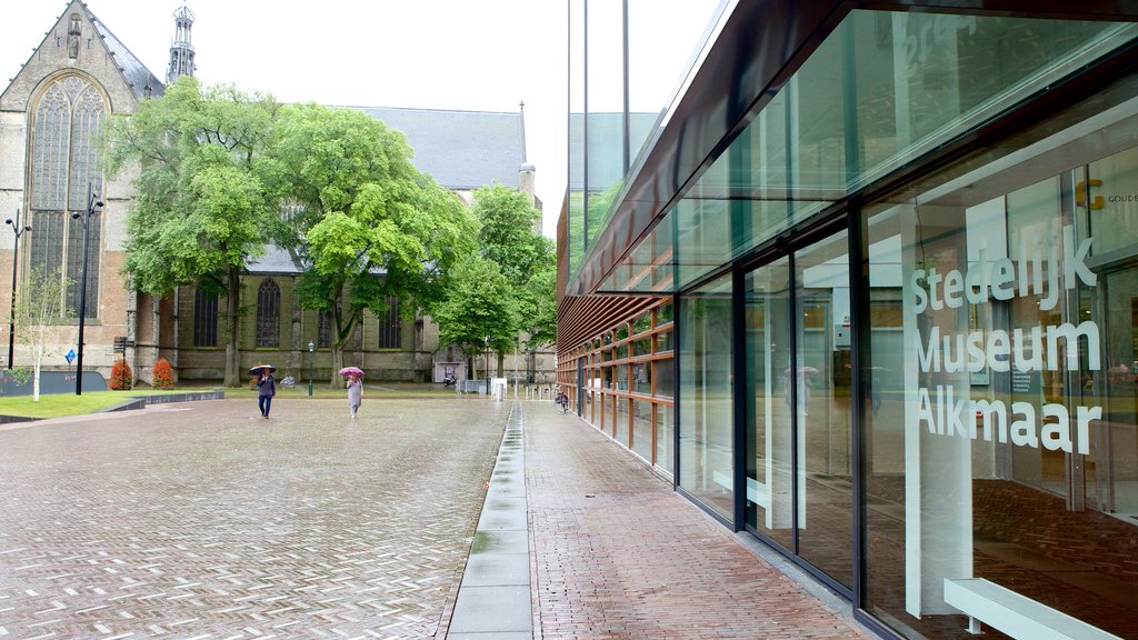 Stedelijk Museum featuring street scenes and modern architecture