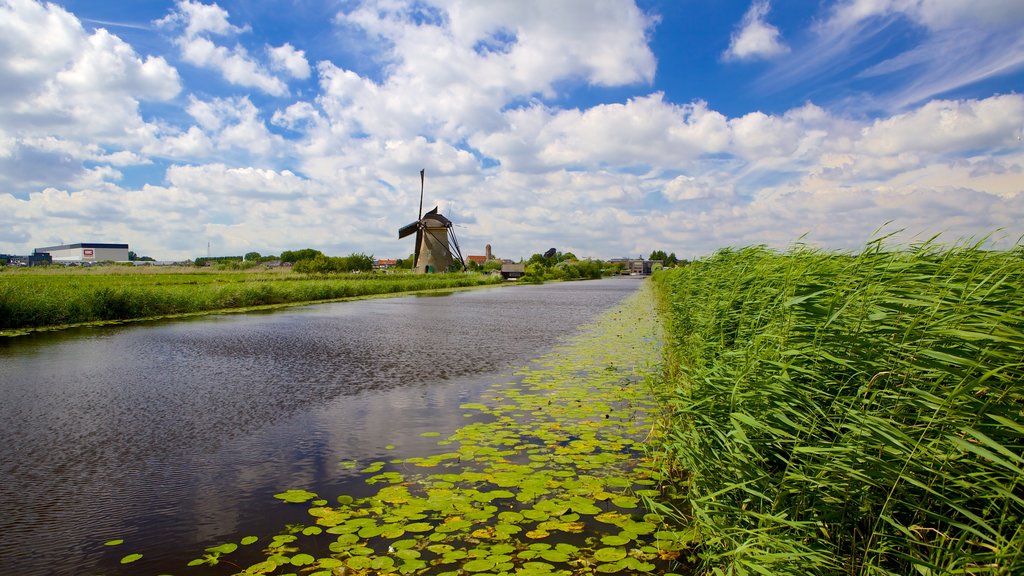 Kinderdijk mettant en vedette une rivière ou un ruisseau et terres humides