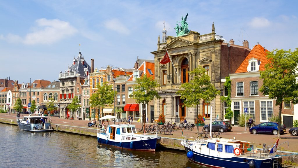 Teylers Museum presenterar en hamn eller havsbukt, båtkörning och ett hus