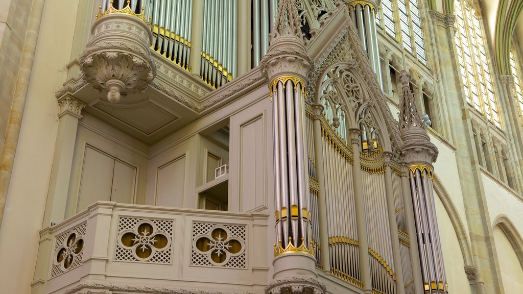 Iglesia de Dom que incluye aspectos religiosos y una iglesia o catedral