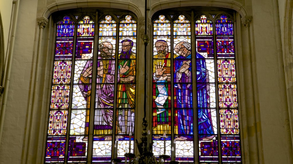 Igreja Dom mostrando vistas internas, arquitetura de patrimônio e aspectos religiosos