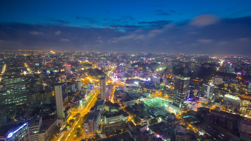 Ho Chi Minh City mostrando escenas nocturnas y una ciudad