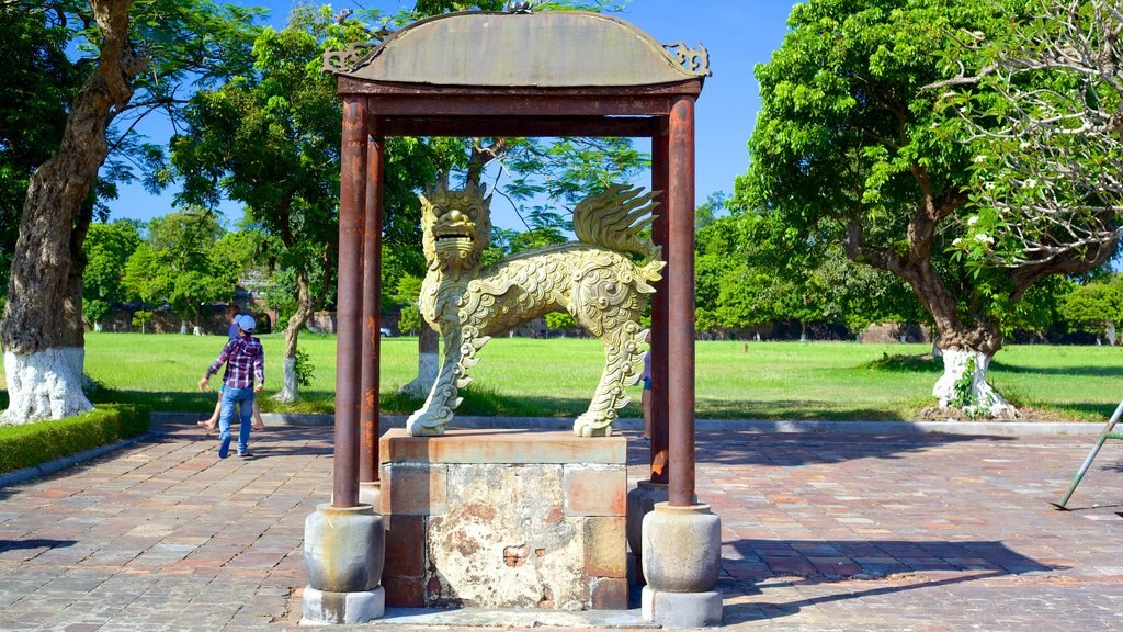 Cité Impériale montrant statue ou sculpture, jardin et art en plein air