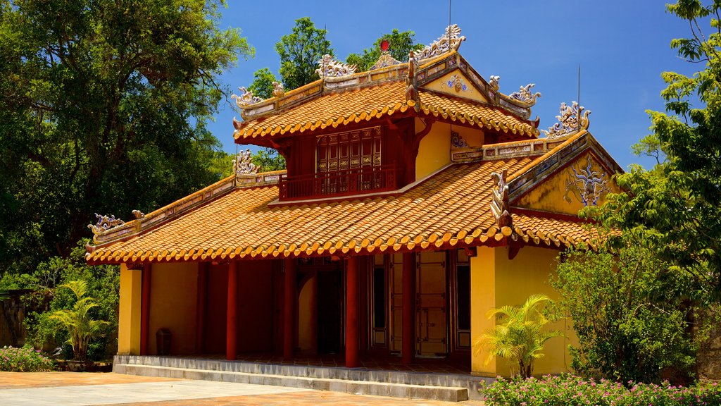 Graf van Minh Mang bevat religieuze elementen en een tempel of gebedshuis