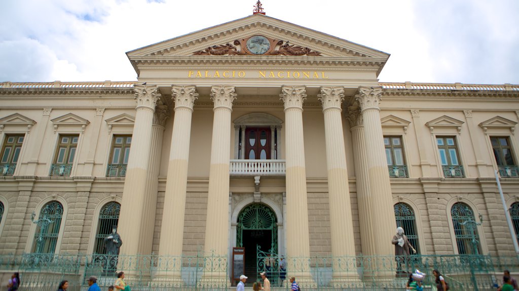 Palacio Nacional which includes a castle, heritage elements and street scenes