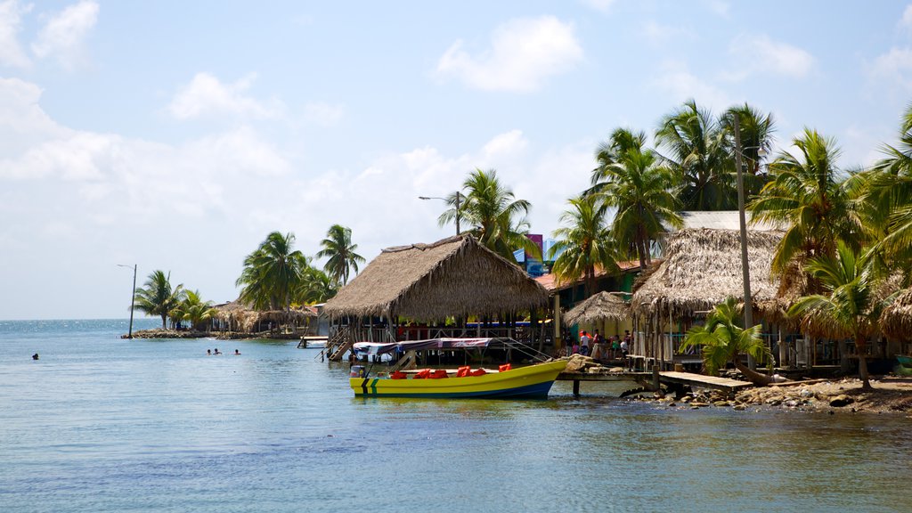 Omoa mettant en vedette bateau, une ville côtière et paysages tropicaux