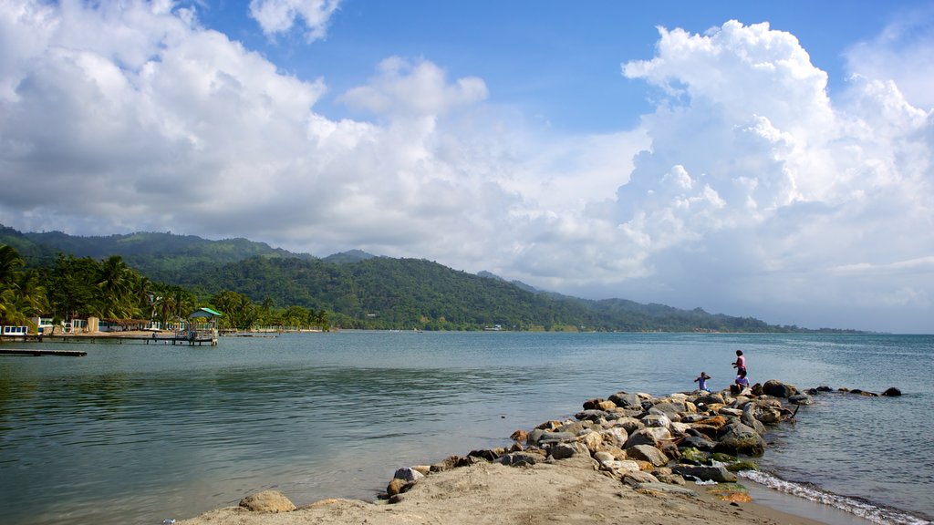 Omoa showing rocky coastline