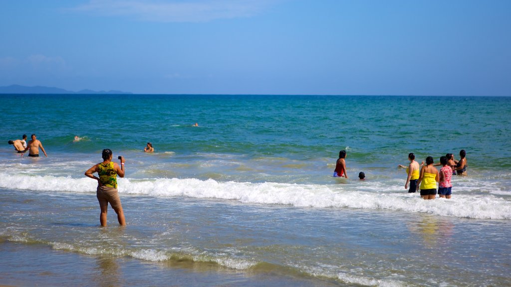 Tela que incluye vistas generales de la costa y natación y también un gran grupo de personas