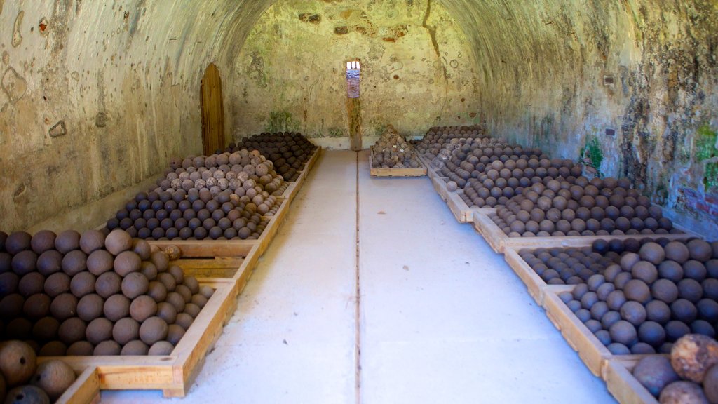 Forte de San Fernando que inclui itens militares e vistas internas