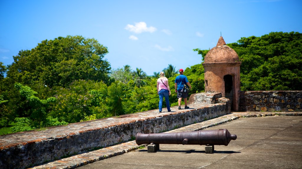 Fortaleza de San Fernando ofreciendo elementos del patrimonio y artículos militares y también una pareja