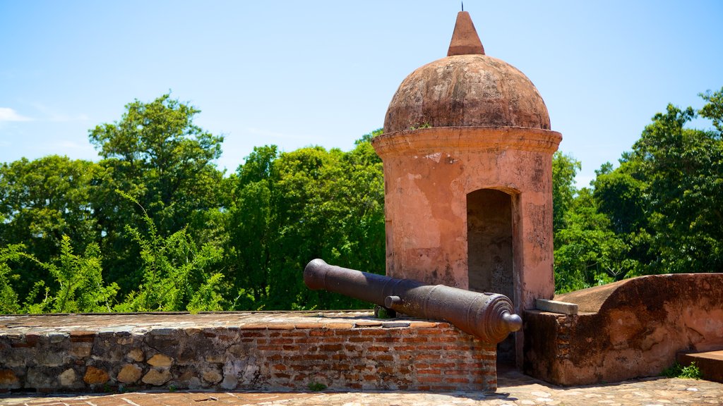 San Fernando Fortress showing heritage architecture, heritage elements and military items