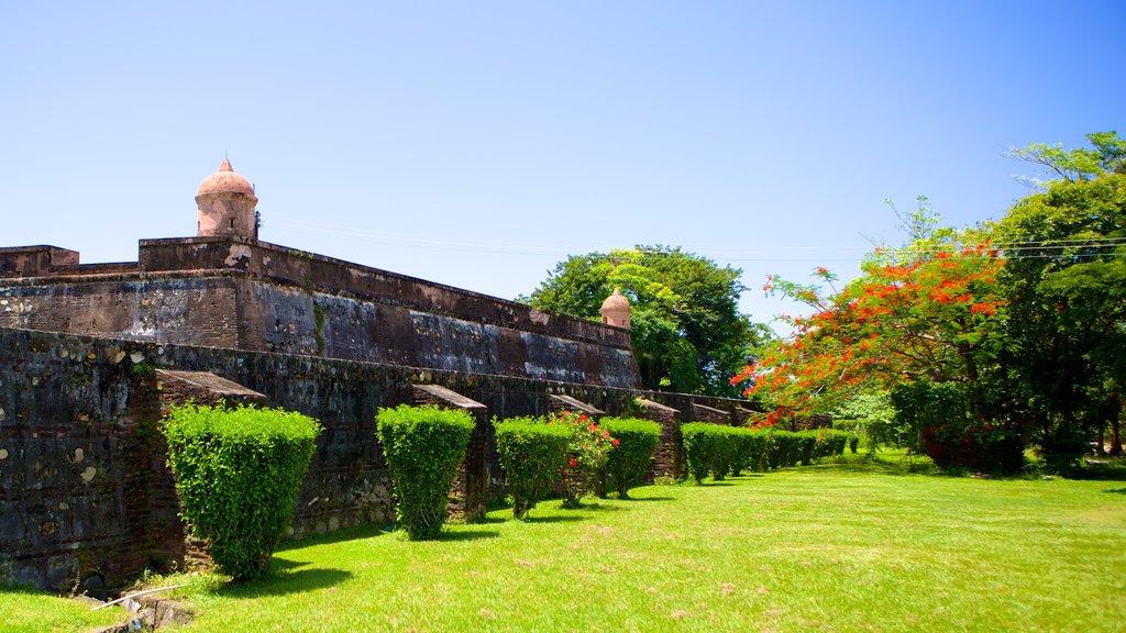 Forteresse de San Fernando montrant parc et patrimoine historique