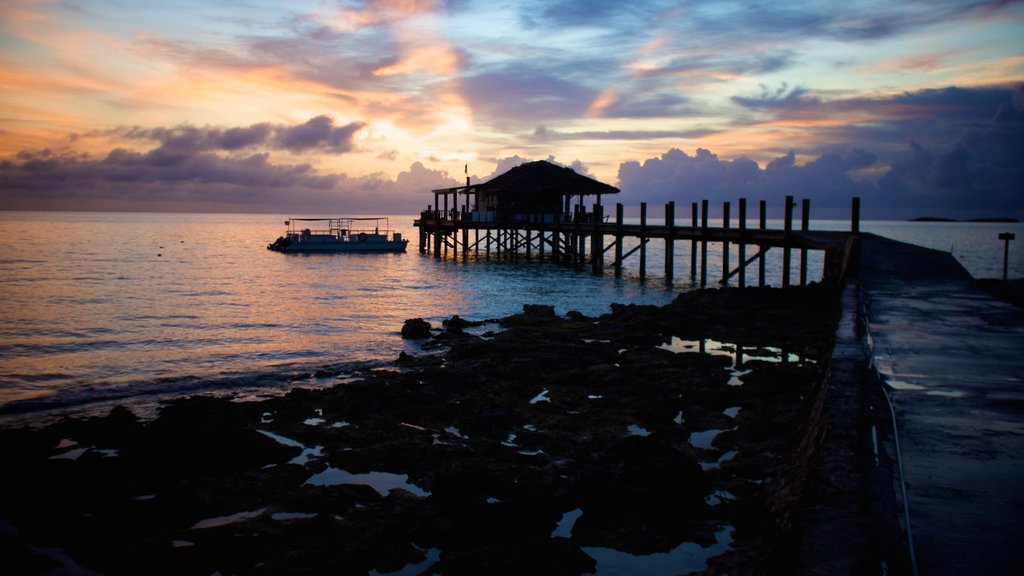 Isla Andros que incluye un atardecer y vista general a la costa