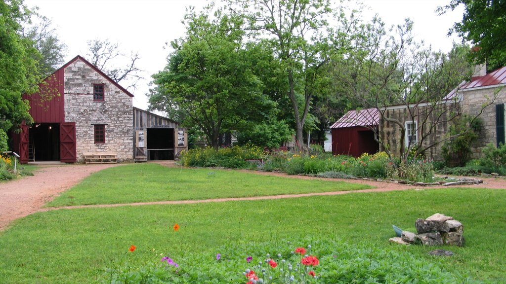 Fredericksburg mostrando escenas urbanas, montañas y patrimonio de arquitectura