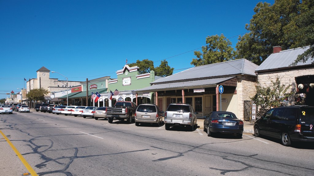 Fredericksburg que incluye imágenes de calles y una casa