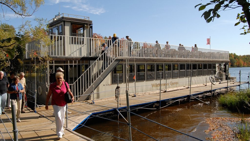 Rhinelander ofreciendo caminatas y un lago o espejo de agua