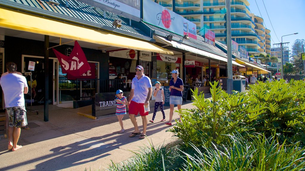 Mooloolaba que inclui cenas de rua e sinalização assim como uma família