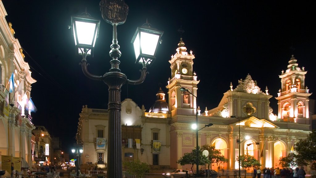 Salta que incluye una ciudad y escenas de noche