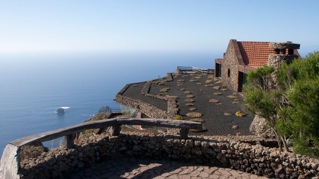 El Hierro mostrando vistas generales de la costa y elementos del patrimonio