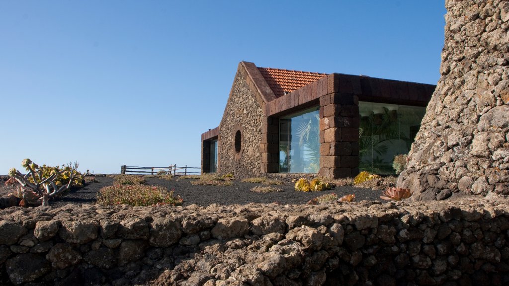 El Hierro showing a house and heritage elements