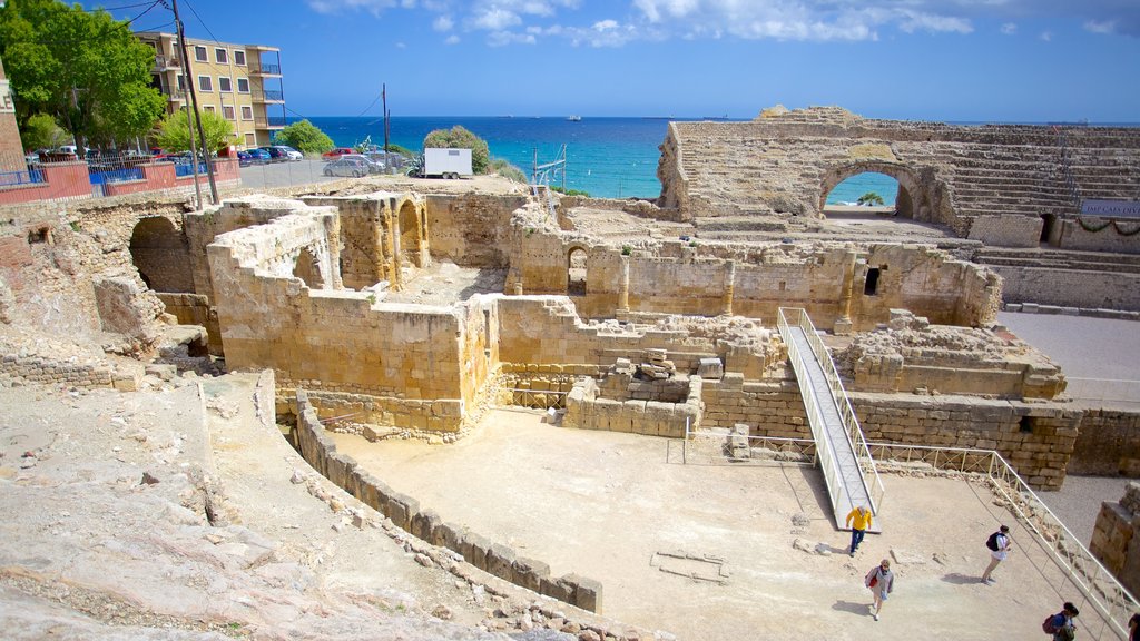 Amphithéâtre de Tarragone montrant bâtiments en ruines et patrimoine historique