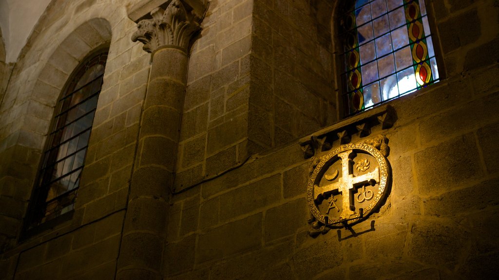 Santiago de Compostela Cathedral which includes religious aspects, a church or cathedral and interior views