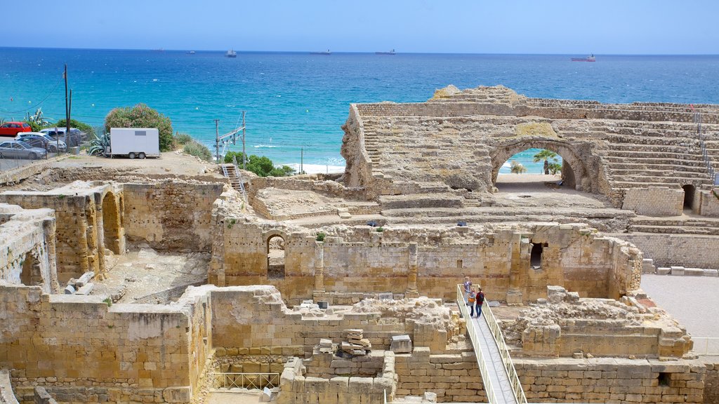 Anfiteatro de Tarragona mostrando uma cidade litorânea, arquitetura de patrimônio e ruínas de edifício